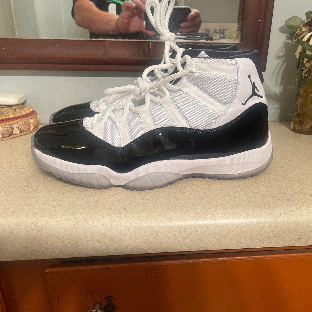 Nike “Air Jordan” 11 concord